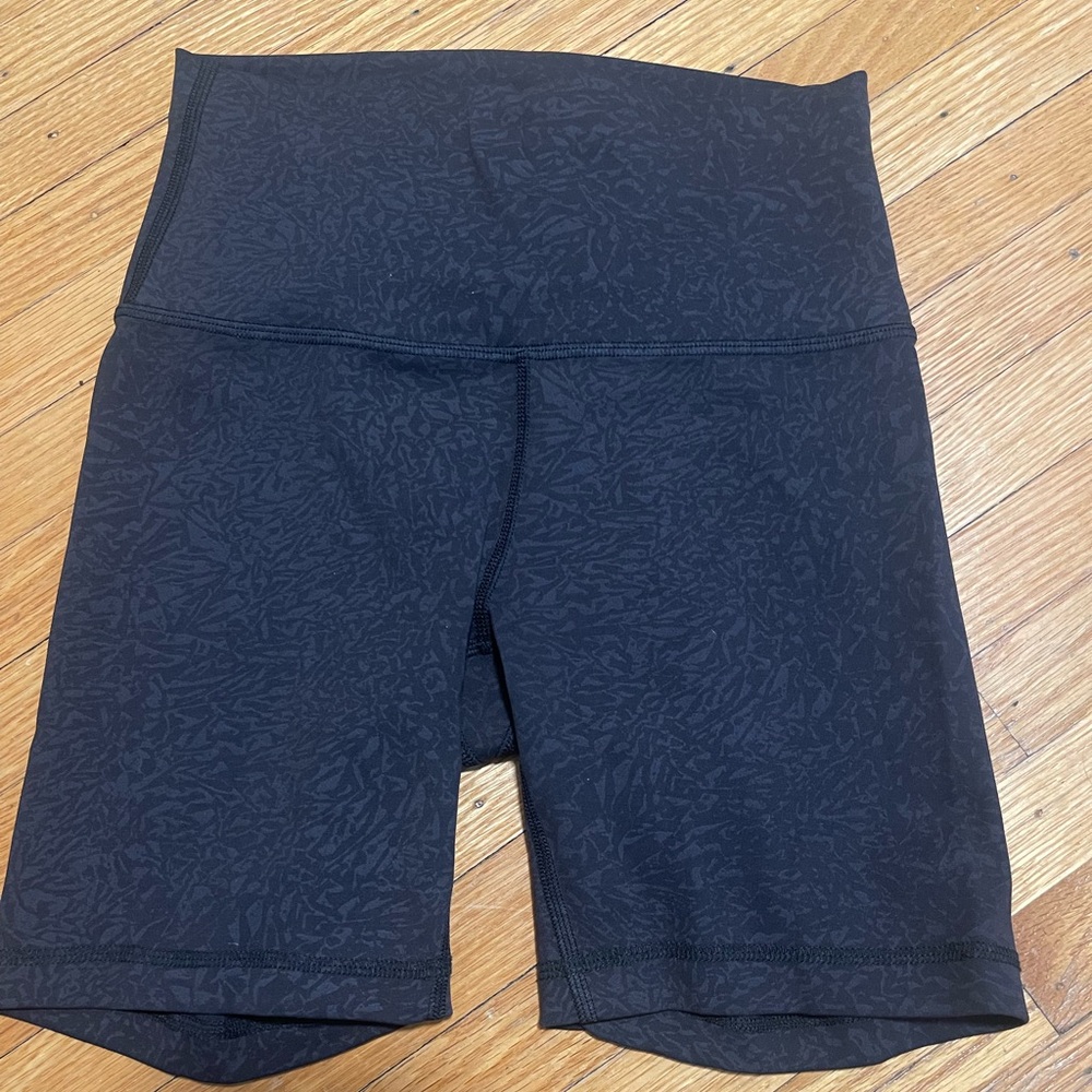 Lululemon Wunder Train Biker Shorts in Black/Gray pattern. Size 4